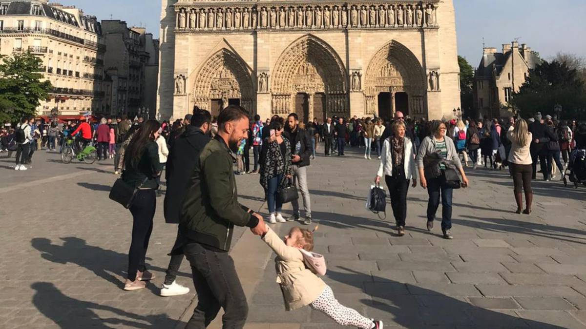 Internet busca a los protagonistas de esta tierna foto antes del incendio de Notre Dame