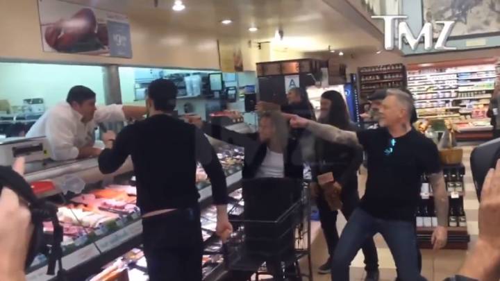 Recuperan uno de los vídeos más míticos de Metallica: así improvisaron en el supermercado