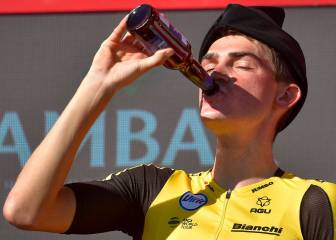 Este ciclista promete: gana la etapa en La Vuelta y se bebe de un trago la cerveza de patrocinio