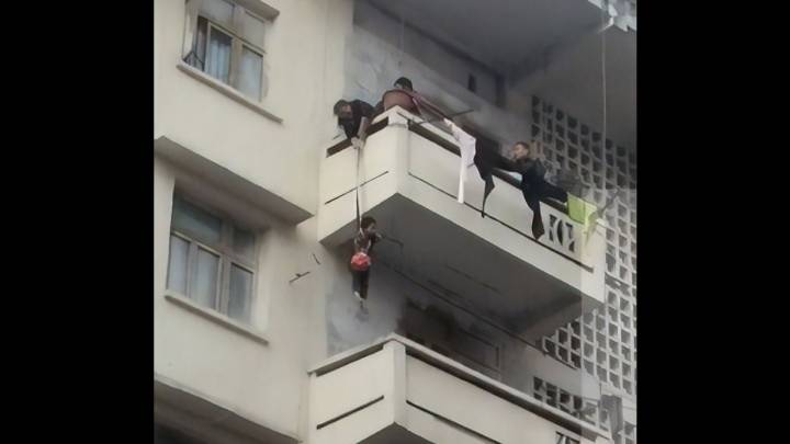Una abuela cuelga a su nieto por el balcón de un quinto piso para rescatar a su gato