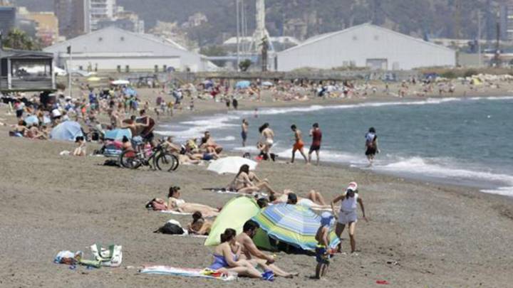 Detienen a una pareja por mantener relaciones delante de niños en una playa de Málaga