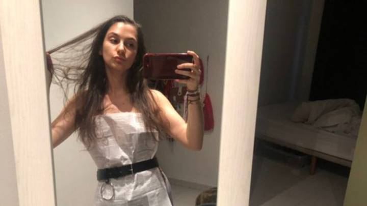 Se hace un vestido con el prospecto de la píldora para demostrar sus efectos secundarios