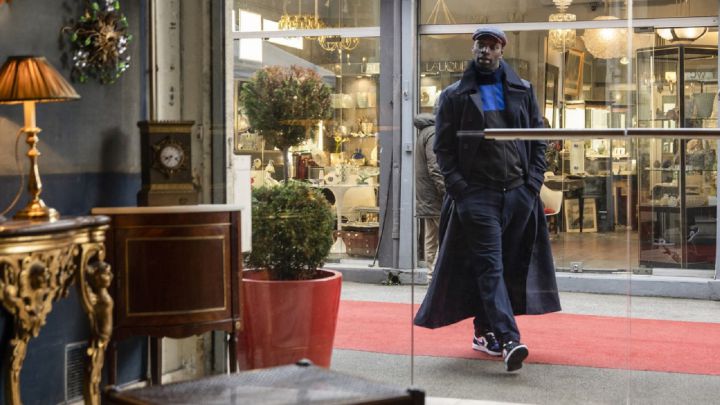El error en las zapatillas de la serie 'Lupin' de Netflix que ha pillado Decathlon