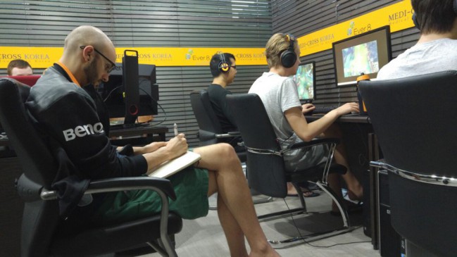 Deilor taking notes while Fnatic players are training