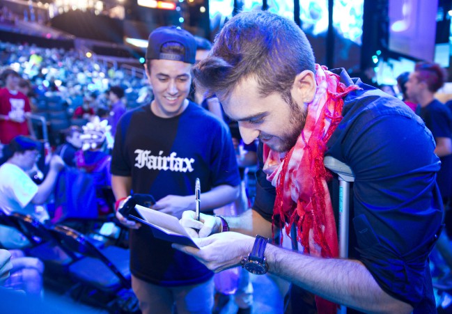 Ocelote firmando autógrafos en el mundial de League of Legends de 2013