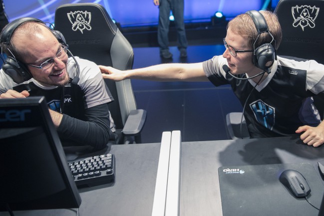 Forgiven smiling to Vander (right) in the 2016 League fo Legends World Championship