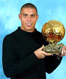 Ronaldo, elegido Balón de Oro 2002