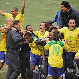 Adriano remolcó a Brasil