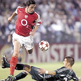Wenger: "Si Edu quiere irse tiene las puertas abiertas" Wenger: "Si Edu quiere irse tiene las puertas abiertas"