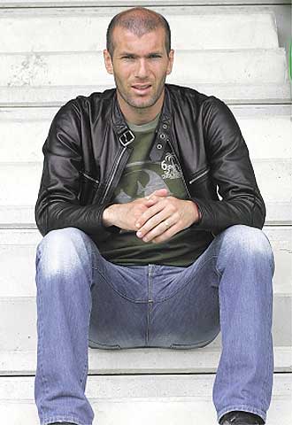 Zidane anunció ayer que dejará el fútbol en 2007