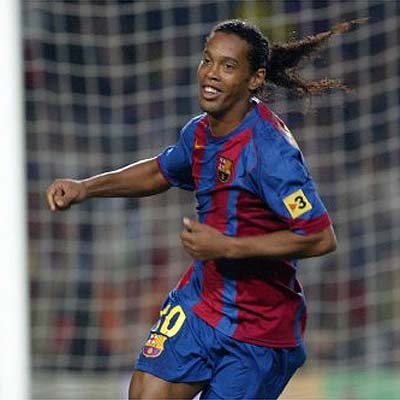 Ronaldinho renueva con el Barça hasta 2010