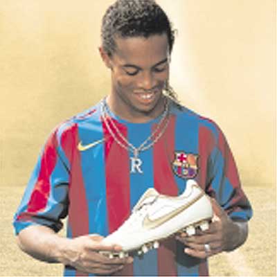 Ronaldinho estrena hoy unas botas con oro de 24 quilates
