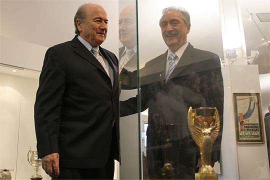 Blatter: "El uso de los adelantos tecnológicos en el fútbol será limitado"