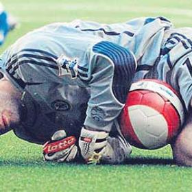 La FA exculpa al jugador que lesionó al meta Cech La FA exculpa al jugador que lesionó al meta Cech