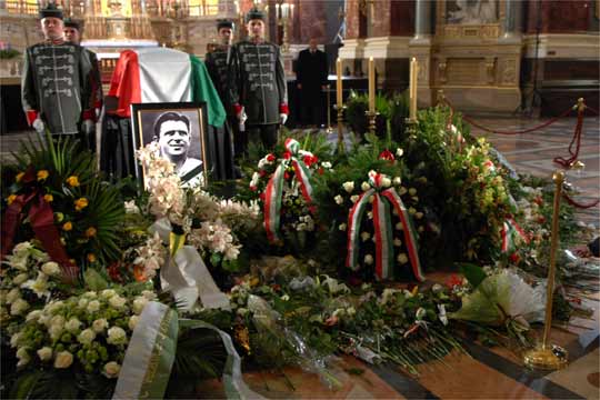 El presidente y el primer ministro húngaros dan el último adiós a Ferenck Puskas