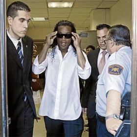 La nacionalización de Ronaldinho podría forzar su marcha al Chelsea La nacionalización de Ronaldinho podría forzar su marcha al Chelsea