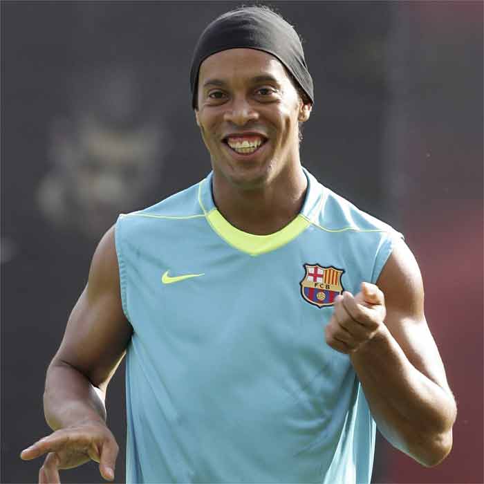 Ronaldinho se resiente de una contractura y no jugará ante el Sevilla