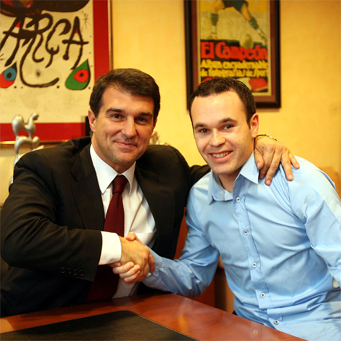Iniesta amplía su contrato hasta 2014