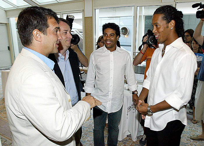 Roberto de Assís se reune con Laporta para tratar el futuro de Ronaldinho