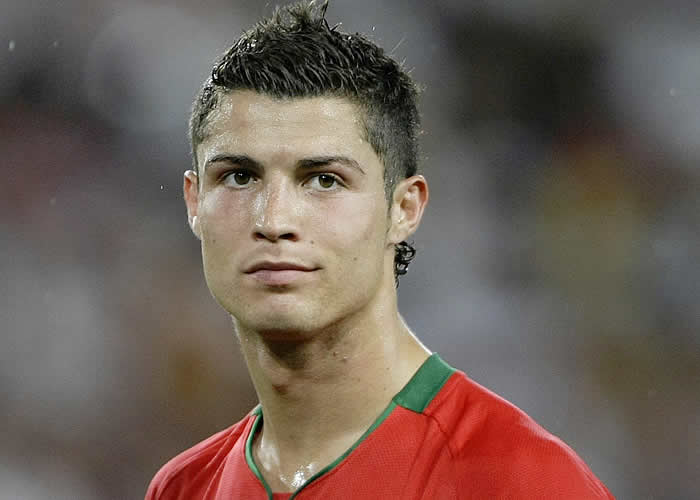 Blatter cree que el Manchester debe permitir a Ronaldo marcharse