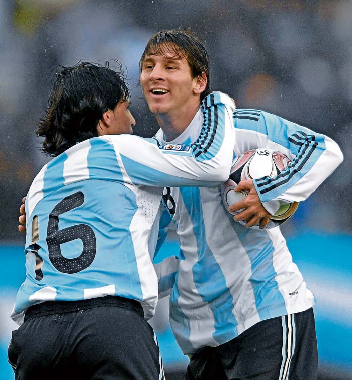 Messi y Agüero arreglan el desaguisado argentino