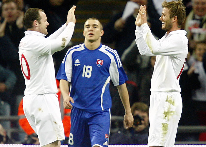 Beckham supera a Moore e Inglaterra golea a Eslovaquia