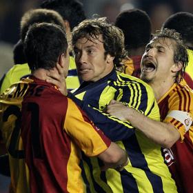 El Galatasaray-Fenerbahçe termina a golpes y con cuatro expulsados El Galatasaray-Fenerbahçe termina a golpes y con cuatro expulsados
