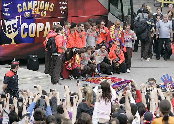Miles de barceloneses salen a la calle para recibir al Rey de Copas