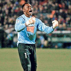 Final feliz para el 'culebrón' Kameni: firma hasta 2013 Final feliz para el 'culebrón' Kameni: firma hasta 2013