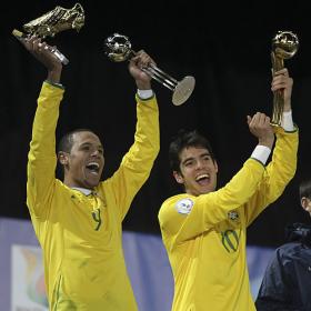 Luis Fabiano y Kaká devuelven a Brasil a su sitio Luis Fabiano y Kaká devuelven a Brasil a su sitio