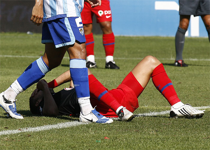 Raúl García se retira lesionado por un golpe en el pie izquierdo