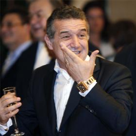 Becali cesa al técnico del Steaua por no dejarle entrar a los vestuarios Becali cesa al técnico del Steaua por no dejarle entrar a los vestuarios