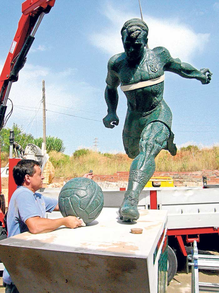 El Camp Nou tendrá a partir de hoy una estatua de Kubala