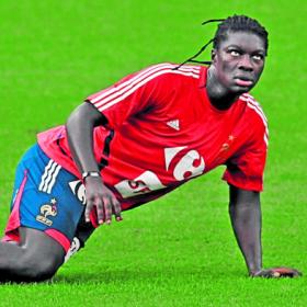 Gomis sufre un síncope en pleno entrenamiento Gomis sufre un síncope en pleno entrenamiento