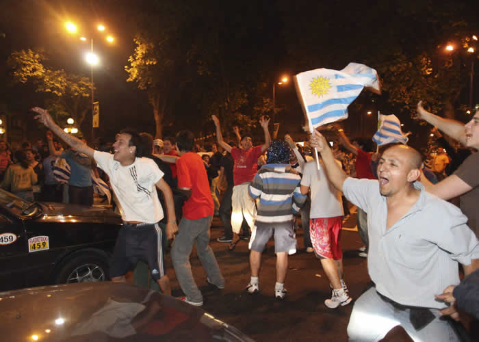 Miles de personas celebran el sufrido billete de Uruguay para Sudáfrica