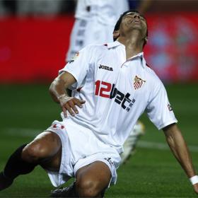 Leandro deja muy tocado al Sevilla y precipita la destitución de Jiménez Leandro deja muy tocado al Sevilla y precipita la destitución de Jiménez