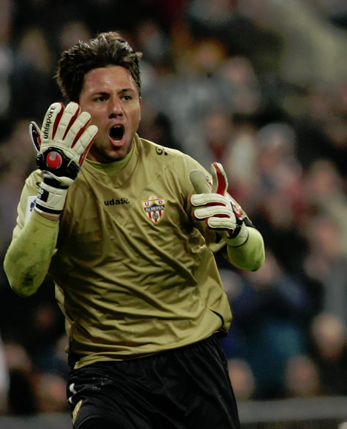 El Milán negocia con el Almería el fichaje de Alves