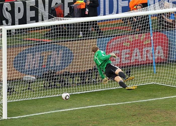 La imagen del día: Inglaterra, eliminada con un gol fantasma