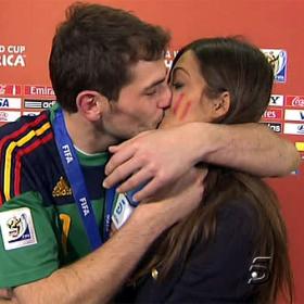 Casillas besó a Sara en directo en Telecinco: "Lo merecíamos" Casillas besó a Sara en directo en Telecinco: "Lo merecíamos"