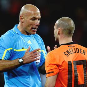 Sneijder acusa al árbitro de "robar" a Holanda Sneijder acusa al árbitro de "robar" a Holanda