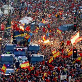 Más de un millón de personas siguen a los campeones del Mundo por Madrid Más de un millón de personas siguen a los campeones del Mundo por Madrid