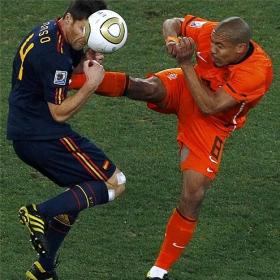 Howard Webb admite su error en la final: "Debería haber expulsado a De Jong" Howard Webb admite su error en la final: "Debería haber expulsado a De Jong"