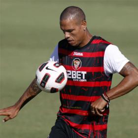 Luis Fabiano: "Me parecería extraño salir del club cuando acabo de renovar" Luis Fabiano: "Me parecería extraño salir del club cuando acabo de renovar"