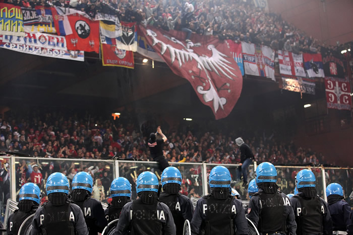 Suspenden el Italia-Serbia por incidentes en la grada