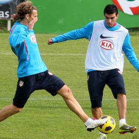 Reyes estará listo y formará ataque con Simao, Kun y Forlán Reyes estará listo y formará ataque con Simao, Kun y Forlán