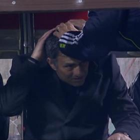 Mourinho, atendido tras golpearse con el banquillo Mourinho, atendido tras golpearse con el banquillo