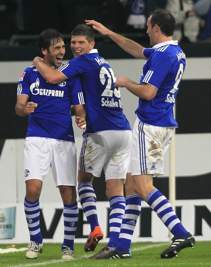 Schalke: los goles de Huntelaar y el carácter de Raúl