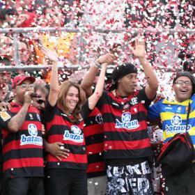 Más de 20.000 personas arroparon a Ronaldinho Más de 20.000 personas arroparon a Ronaldinho