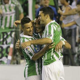 El Betis pone casi los dos pies en Primera División El Betis pone casi los dos pies en Primera División