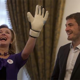 Casillas regaló sus guantes a la primera dama Chile - AS.com